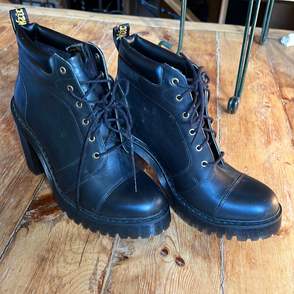 Dr. Marten Averil boots sz 9